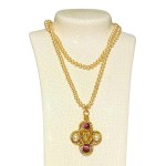 Gold-plated vintage pendant with Tudor-style pearls