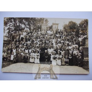 Łasin near Grudziądz, first communion, priest, banners, ca. 1925