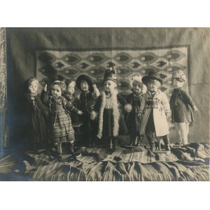 Wystawa Sztuki Ludowej, Warszawska Agencja Fotograficzna, 17 fotografii, ok. 1920.