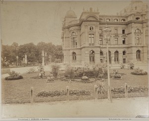 Krakow, Krieger - The flower bed next to the City Theater, ca. 1895.