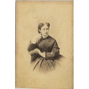 [Varsovie, Beyer K. - Femme en robe de deuil, vers 1863.