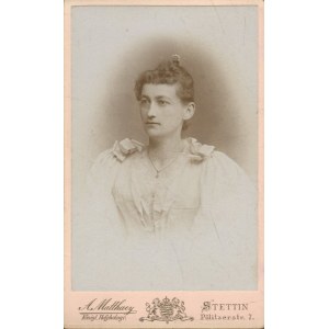 [Cardboard photograph] Woman. Alexander Matthaey, Stettin (Szczecin) [1895].