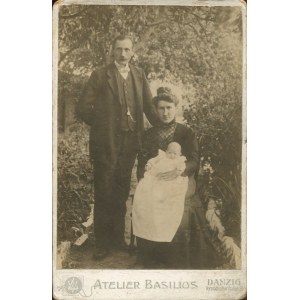 [Cardboard photograph] Marriage with child. Atelier Basilius, Danzig (Gdansk).