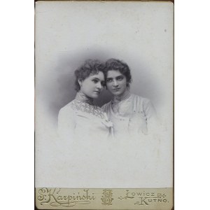 [Cardboard photograph] Two young women. S. Karpinski, Lowicz [1902].