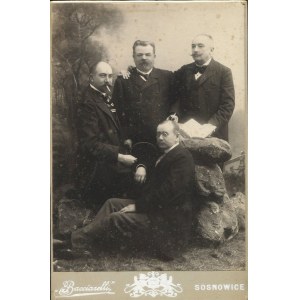 [Cardboard photograph] Group of men. Atelier Bacciarelli, Sosnowice (Sosnowiec).