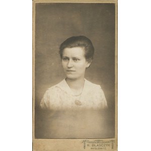 [Cardboard photograph] Woman. R. Blasczyk, Myslowitz (Myslowice).