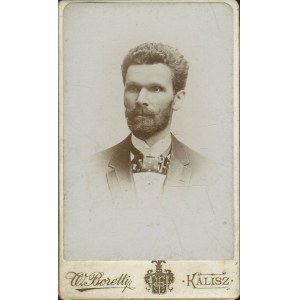 [Cardboard photograph] Male. W. Boretti, Kalisz [ca. 1900].