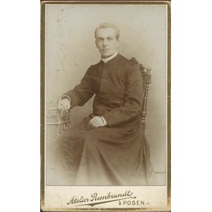 [Cardboard photograph] Priest. Atelier Rembrandt, Posen (Poznań) [ca. 1900].