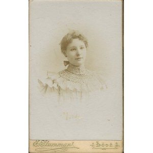 [Cardboard photograph] Young woman. E. Stumman, Lodz [ca. 1900].