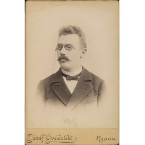 [fotografia tekturkowa] Mężczyzna w binoklach. Józef Grodzicki, Radom [ok. 1890]