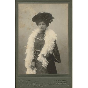[fotografia tekturkowa] Kobieta w boa z piór. J. Tyraspolski, Warszawa [ok. 1910]