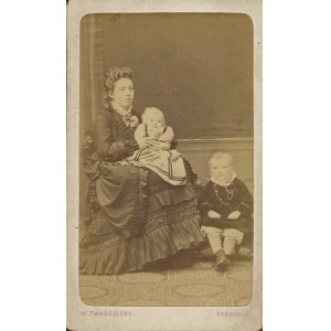 [Cardboard photograph] Woman with children. W. Twardzicki, Warsaw [ca. 1880].