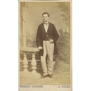 [Cardboard photograph] Young man. Twardzicki and Grochowski, Lublin [ca. 1870].