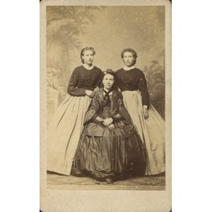 [fotografia tekturkowa] Trzy kobiety. R. Bradengeier, Bromberg (Bydgoszcz) [ok. 1875]