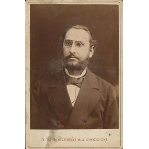 [Cardboard photograph] Man in binoculars. B. Wilkoszewski &amp; J. Grodzicki, Kielce [ca. 1878-1880].