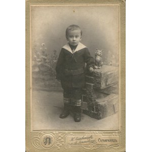 [Cardboard photograph] Child. Фотография Н. Литвинцева, В. Лентовкаго, Samarkand [ca. 1900].