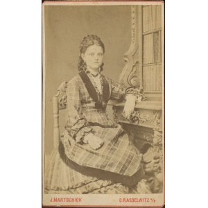 [fotografia tekturkowa] Młoda kobieta. J. Martschick, Deutsch Rasselwitz (Racławice Śląskie) [1876]