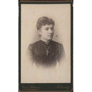 [fotografia tekturkowa] Kobieta z krzyżem na szyi. Carl Rehmet, Kattowitz (Katowice) [ok. 1900]