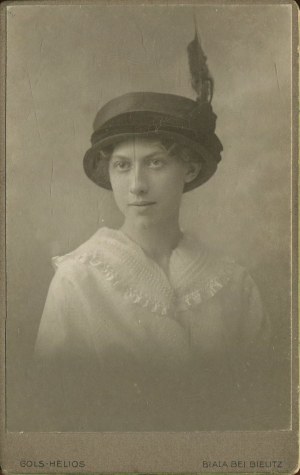 [Cardboard photograph] Young woman. Gols-Helios, Biala bei Bielitz (Bielsko-Biala) [ca. 1910].