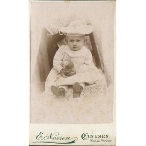 [Cardboard photograph] Child. E. Nossen, Gnesen (Gniezno) [ca. 1900].