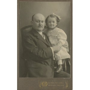 [fotografia tekturkowa] Ojciec z dzieckiem. Heinr. Jul. Opitz, Brieg (Brzeg) [1911]