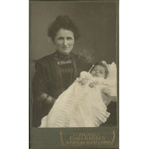 [fotografia tekturkowa] Kobieta z dzieckiem. Atelier Gurt Gröger, Brieg (Brzeg) [1909]