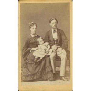 [Cardboard photograph] Married couple with child. A. Nowaczynski, Lublin [ca. 1870].