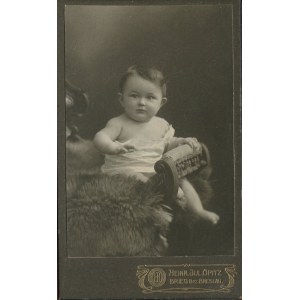 [fotografia tekturkowa] Dziecko (Helene Dietrich). Heinr. Jul. Opitz, Brieg (Brzeg) [1910]