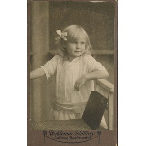 [fotografia tekturkowa] Dziewczynka. Waldemar Schilling, Ostrowo (Ostrów Wielkopolski) [ok. 1910]