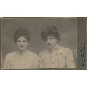 [fotografia tekturkowa] Dwie młode kobiety. Paul Wodak, Ostrowo (Ostrów Wielkopolski) [1905]