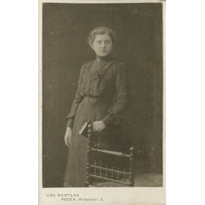 [Cardboard photograph] Young woman. Udo Mertens, Posen (Poznań) [1903].