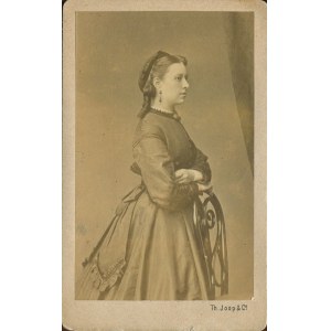 [Cardboard photograph] Woman. Th. Joop &amp; Co., Bromberg (Bydgoszcz) [ca. 1870].