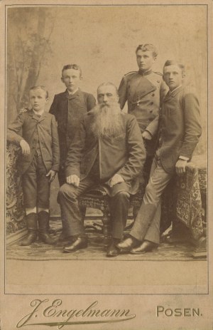 [Cardboard photograph] Elderly man with a group of boys. J. Engelmann, Posen (Poznań) [ca. 1890].