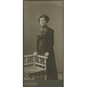 [Cardboard photograph] Young woman. K. Ignatowicz, Poznań [ca. 1910].