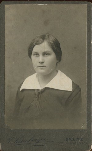 [Cardboard photograph] Young woman. J. Kleinberger, Bielitz (Bielsko-Biala) [ca. 1910].