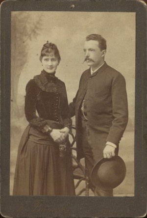 [Cardboard photograph] Couple. St. Bizanski, Cracow [ca. 1885].