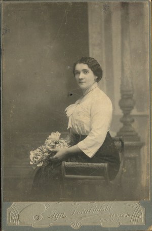 [Cardboard photograph] Maria née Szulce Erfmanowa. Ign. Dorabialski, Warsaw [ca. 1910].