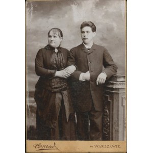[Cardboard photograph] Couple. Conrad, Warsaw [ca. 1890].