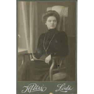 [fotografia tekturkowa] Młoda kobieta. H. Petri, Łódź [po 1903]
