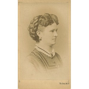 [Cardboard photograph] Woman. Th. Joop &amp; Co., Bromberg (Bydgoszcz) [ca. 1870].