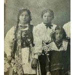 Fotografia kartonikowa CDV - Kobiety w strojach ludowych - Zakład fotografii nowoczesnej Zofia w Brzesku - [Brzesko, Małopolska]