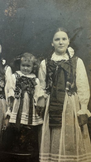 CDV cardboard photograph - Girls in folk, Podhale costume - Art Works Jozef Christ and Edward Moranetz [Nowy Targ, Malopolska].