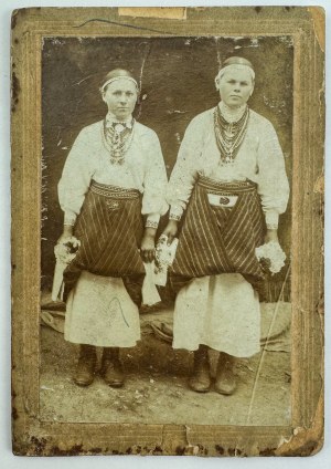 CDV cardboard photograph - Women in folk costume - [Borderlands, Lesser Poland, 19th century].