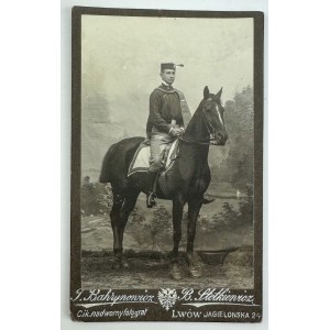 Fotografia kartonikowa CDV - Mężczyzna w stroju sokolim na koniu- J.Bahrynowicz Lwów [Towarzysto Gimnastyczne Sokół, hippika, patryjotyk]