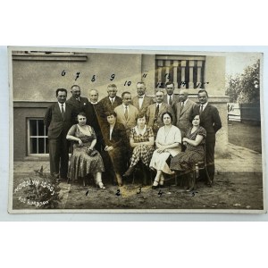 Fotografia pocztówkowa - Tablo posłów, starostów, adwokatów - Morszyn Zdrój [Leon Kozłowski, Kresy]