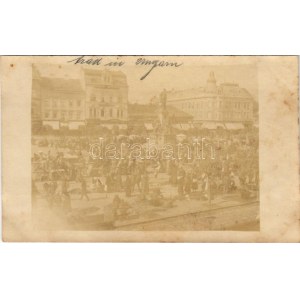 Arad, Piac, Vértanú szobor, üzletek / market, monument, shops. photo (fl)