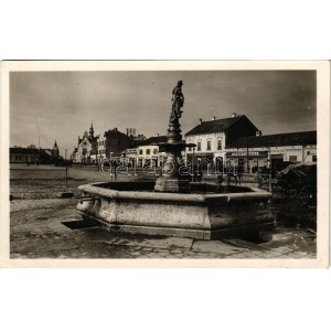 1942 Nagyszalonta, Salonta; Fő tér, Artézi kút, Guttmann Miksa, Kovács János üzlete, Szántó áruház / main square...