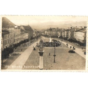 Besztercebánya, Banska Bystrica; Főtér, Alios Fischer, Pavel Toth, Julius Papp üzletei, automobilok, szobor ...
