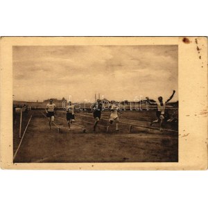 1912 június 12. Atlétikai Magyar Bajnokság: Jankovich 100 yardon 10 másodperc országos rekord alatt győz (balról: Rády...