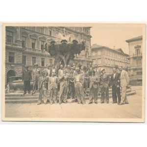 1934 Milano, Román nemzeti labdarúgó válogatott Csehszlovákia elleni felkészülés előtt, focisták a szökőkút előtt ...